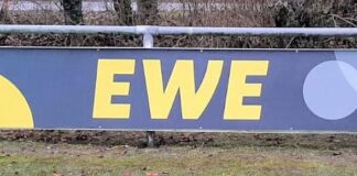 Da ist sie: Die EWE-Bande ziert seit dem vergangenen Wochenende unsere Artmann Arena und symbolisiert das gute Händchen unseres rasenden Reporters, Reiner Poets. FCL-Bild: Reiner Poets