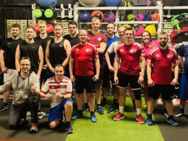 Am gestrigen Donnerstag statteten unsere Mannen, gemäß einer gut gepflegten Tradition, dem Emder Fitness Center Pura Vita einen Besuch ab, ehe ein knackiges Workout unter der Anleitung von Thomas Overhaus folgte.