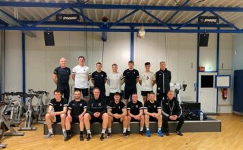 Im Rahmen ihrer Vorbereitung auf die bevorstehende Rückrunde statteten unsere Mannen dem Emder Fitnessstudio Pier5 Emden einen Besuch ab, ehe eine einstündige Einheit unter dem, bezeichnenderweise, Loquarder Fitnesstrainer Bonno Sanders folgte. FCL-Bild: Privat