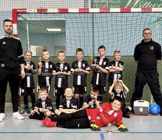Mit ihrem Trainerteam begaben sich unsere Kleinsten auf die (kurze) Reise nach Borssum. FCL-Bild: Katja Albrechts