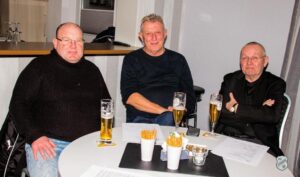 Ebenfalls zu Gast: Die ehemaligen FCL-Vereinsbosse Ubbo Poppen (Mitte) und Friedhelm Schilling (rechts). Dazu FCL-Urgestein Udo Tammeus (links), der für 50 Jahre Mitgliedschaft geehrt wurde.FCL-Bild: Reiner Poets