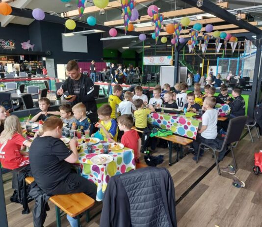 Ein Besuch des OkiDoki Kinderlandes Emden stand auf dem Programm, zu dem sich 25 Kinder und ihr Trainerteam im Spieleparadies des Freizeitcenter Emden einfanden.