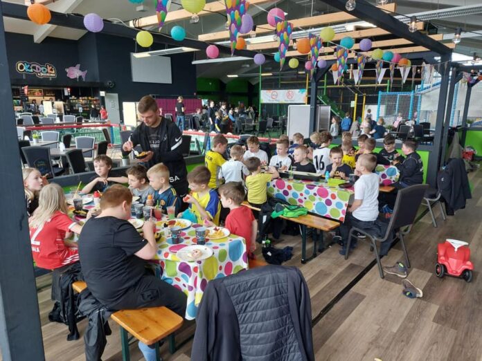 Ein Besuch des OkiDoki Kinderlandes Emden stand auf dem Programm, zu dem sich 25 Kinder und ihr Trainerteam im Spieleparadies des Freizeitcenter Emden einfanden.