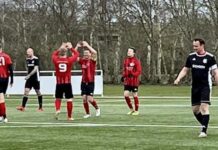 Till Steffens lässt sich nach seinem Treffer zum zwischenzeitlichen 2:1 feiern. Bild: Hedda Steffens