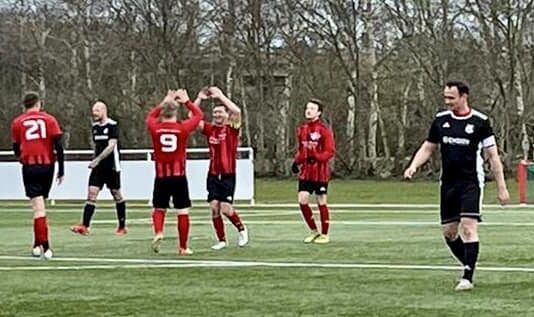 Till Steffens lässt sich nach seinem Treffer zum zwischenzeitlichen 2:1 feiern. Bild: Hedda Steffens