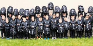 Ein neuer Rucksack für jedes Kind unserer F1 und F2, mit denen Christoph Vogeler (rechts) unsere Kleinsten bedachte, sorgten bereits vor dem Anpfiff am vergangenen Samstag für strahlende Kinderaugen. FCL-Bild: Reiner Poets