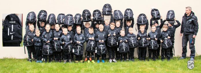 Ein neuer Rucksack für jedes Kind unserer F1 und F2, mit denen Christoph Vogeler (rechts) unsere Kleinsten bedachte, sorgten bereits vor dem Anpfiff am vergangenen Samstag für strahlende Kinderaugen. FCL-Bild: Reiner Poets