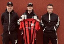 Gemeinsam in eine erfolg- und torreiche Zukunft: Neuzugang Marco Fokken (Mitte) mit dem Trainerteam unserer Zweiten, Mirko Weets (links) und Thorsten Zeiß (rechts).