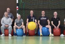 Unter der fachlichen Anleitung von Physiotherapeutin Lisa Fischer absolvierten acht FCL-Senioren ein einstündiges Training, das nicht nur der individuellen körperlichen Fitness zuträglich sein, sondern zudem präventiv typischen Krankheitsphänomenen entgegenwirken soll. FCL-Bild: Gerd-Dieter Hanssen
