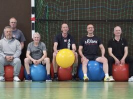 Unter der fachlichen Anleitung von Physiotherapeutin Lisa Fischer absolvierten acht FCL-Senioren ein einstündiges Training, das nicht nur der individuellen körperlichen Fitness zuträglich sein, sondern zudem präventiv typischen Krankheitsphänomenen entgegenwirken soll. FCL-Bild: Gerd-Dieter Hanssen
