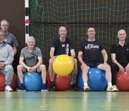 Unter der fachlichen Anleitung von Physiotherapeutin Lisa Fischer absolvierten acht FCL-Senioren ein einstündiges Training, das nicht nur der individuellen körperlichen Fitness zuträglich sein, sondern zudem präventiv typischen Krankheitsphänomenen entgegenwirken soll. FCL-Bild: Gerd-Dieter Hanssen