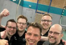 So sehen Sieger aus: Unsere Erste-Tischtennis-Herren hat Vereinsgeschichte geschrieben und sich einen Bezirksoberliga-Relegationsplatz gesichert.