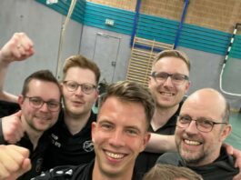 So sehen Sieger aus: Unsere Erste-Tischtennis-Herren hat Vereinsgeschichte geschrieben und sich einen Bezirksoberliga-Relegationsplatz gesichert.