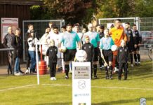 Unsere Loquarder feierten am gestrigen Samstag einen wichtigen Heimerfolg in der Ostfrieslandliga, der darüberhinaus zudem mit unseren treuen Anhängern im Rahmen des FCL-Sportwochenendes gefeiert werden konnte. FCL-Bild: Reiner Poets