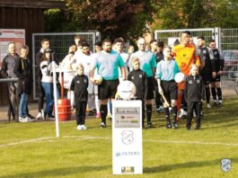 Unsere Loquarder feierten am gestrigen Samstag einen wichtigen Heimerfolg in der Ostfrieslandliga, der darüberhinaus zudem mit unseren treuen Anhängern im Rahmen des FCL-Sportwochenendes gefeiert werden konnte. FCL-Bild: Reiner Poets