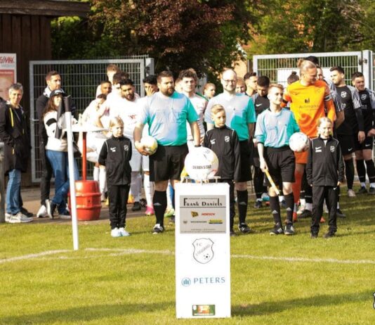 Unsere Loquarder feierten am gestrigen Samstag einen wichtigen Heimerfolg in der Ostfrieslandliga, der darüberhinaus zudem mit unseren treuen Anhängern im Rahmen des FCL-Sportwochenendes gefeiert werden konnte. FCL-Bild: Reiner Poets