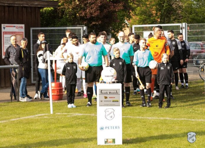 Unsere Loquarder feierten am gestrigen Samstag einen wichtigen Heimerfolg in der Ostfrieslandliga, der darüberhinaus zudem mit unseren treuen Anhängern im Rahmen des FCL-Sportwochenendes gefeiert werden konnte. FCL-Bild: Reiner Poets