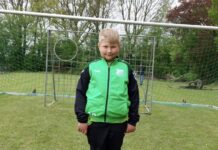 Vier Treffer gelangen Nick im Rahmen des Sportwochenendes an unserer Loquarder Torwand, wodurch er sich über den Hauptpreis, ein Tablet, freuen durfte. FCL-Bild: Andreas Ysker