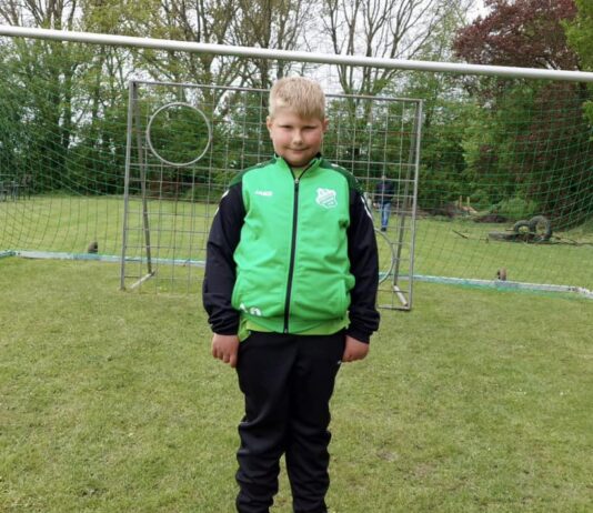 Vier Treffer gelangen Nick im Rahmen des Sportwochenendes an unserer Loquarder Torwand, wodurch er sich über den Hauptpreis, ein Tablet, freuen durfte. FCL-Bild: Andreas Ysker
