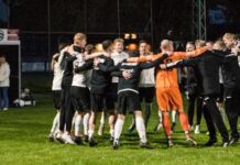 Das obligatorische "Schaaaa-la-la-la-la-la" beschließt einen gelungenen Abend in Ostrhauderfehn. FCL-Bild: Reiner Poets