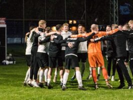 Das obligatorische "Schaaaa-la-la-la-la-la" beschließt einen gelungenen Abend in Ostrhauderfehn. FCL-Bild: Reiner Poets