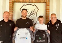Patrick Draxler (2. v. l.) und Jan Geiken (3. v. l.) sind die ersten FCL-Neuzugänge für die Spielzeit 2023/2024 - sehr zur Freunde von FCL-Cheftrainer Andreas Ysker (links) und unserem Ersten Vorsitzenden Joachim Harberts (rechts). FCL-Bild: Florian Harberts