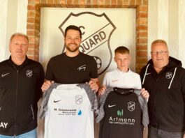 Patrick Draxler (2. v. l.) und Jan Geiken (3. v. l.) sind die ersten FCL-Neuzugänge für die Spielzeit 2023/2024 - sehr zur Freunde von FCL-Cheftrainer Andreas Ysker (links) und unserem Ersten Vorsitzenden Joachim Harberts (rechts). FCL-Bild: Florian Harberts