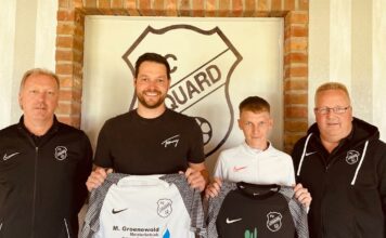 Patrick Draxler (2. v. l.) und Jan Geiken (3. v. l.) sind die ersten FCL-Neuzugänge für die Spielzeit 2023/2024 - sehr zur Freunde von FCL-Cheftrainer Andreas Ysker (links) und unserem Ersten Vorsitzenden Joachim Harberts (rechts). FCL-Bild: Florian Harberts