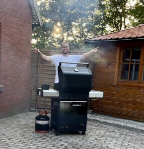 Ein Mann und sein Grill: FCL-Vorstandsmitglied Henning Kuhlmann, zeitgleich 50% unserer Loquarder Grillbuddies, an seinem Arbeitsgerät.FCL-Bild: Andreas "Ziege" Onnenga