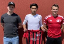 Am heutigen Donnerstag präsentieren unsere Trainer Mirko Weets (links) und Thorsten Zeiß (rechts) Jean-Louis Hohlinn (Mitte) als zweiten Sommer-Neuzugang. Bild: Stefan Zeiß