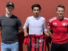 Am heutigen Donnerstag präsentieren unsere Trainer Mirko Weets (links) und Thorsten Zeiß (rechts) Jean-Louis Hohlinn (Mitte) als zweiten Sommer-Neuzugang. Bild: Stefan Zeiß