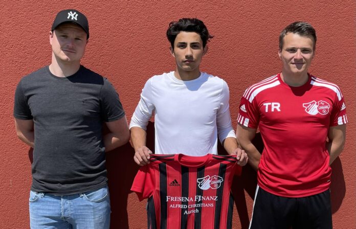 Am heutigen Donnerstag präsentieren unsere Trainer Mirko Weets (links) und Thorsten Zeiß (rechts) Jean-Louis Hohlinn (Mitte) als zweiten Sommer-Neuzugang. Bild: Stefan Zeiß