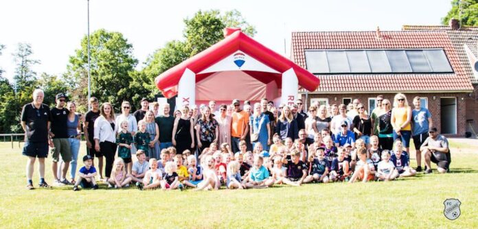 Eine große Gemeinschaft: Unser fußballerischer Nachwuchs beschloss die Saison stilecht mit einem großen FCL-Sommerfest.