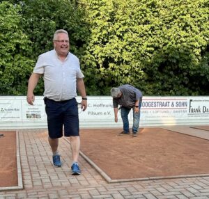 Hat auch auf Murmelbahnen gut lachen: Unser Erster Vorsitzender Joachim Harberts.FCL-Bild: Andreas "Ziege" Onnenga