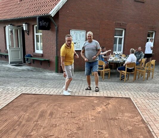 Auf den Murmelbahnen des FC Pilsum stellten unsere Altliga-Akteure heute Nachmittag fest, dass das Murmeln nicht nur ein beliebtes Kinderspiel ist, sondern ein Sport, der durchaus in seinen Bann ziehen kann. FCL-Bild: Joachim Harberts