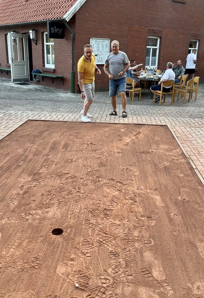 Auf den Murmelbahnen des FC Pilsum stellten unsere Altliga-Akteure heute Nachmittag fest, dass das Murmeln nicht nur ein beliebtes Kinderspiel ist, sondern ein Sport, der durchaus in seinen Bann ziehen kann. FCL-Bild: Joachim Harberts