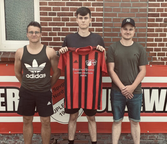 Arian Spanca (Mitte) trägt ab sofort das Trikot unserer SG Upleward II / Loquard II. Sehr zur Freude seiner Trainer Mirko Weets (rechts) und Thorsten Zeiß (links). Bild: Frank Winter