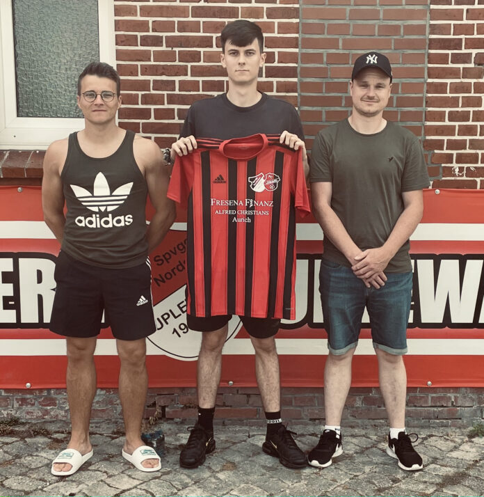 Arian Spanca (Mitte) trägt ab sofort das Trikot unserer SG Upleward II / Loquard II. Sehr zur Freude seiner Trainer Mirko Weets (rechts) und Thorsten Zeiß (links). Bild: Frank Winter