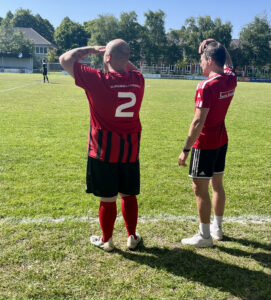 Nico Janssen macht sich für seinen Einsatz bereit und holt sich letzte Instruktionen bei seinem Trainer Thorsten Zeiß.