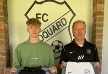 Mit Ole Hoogestraat (links) präsentieren unser FC Loquard und FCL-Cheftrainer Andreas Ysker (rechts) den dritten Sommer-Neuzugang. FCL-Bild: Thorsten Zeiß