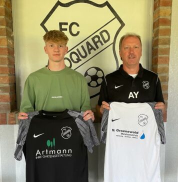 Mit Ole Hoogestraat (links) präsentieren unser FC Loquard und FCL-Cheftrainer Andreas Ysker (rechts) den dritten Sommer-Neuzugang. FCL-Bild: Thorsten Zeiß