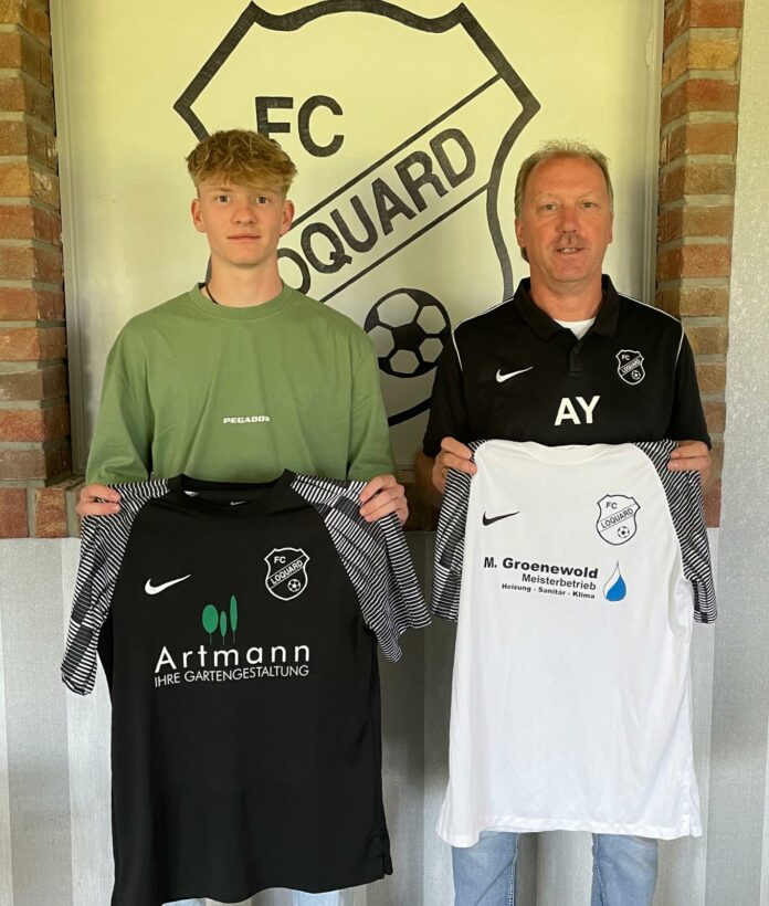 Mit Ole Hoogestraat (links) präsentieren unser FC Loquard und FCL-Cheftrainer Andreas Ysker (rechts) den dritten Sommer-Neuzugang. FCL-Bild: Thorsten Zeiß