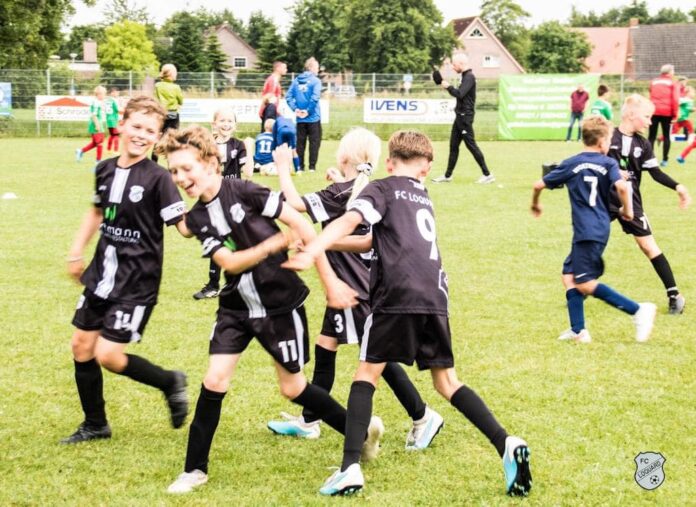 Unser fußballerischer Nachwuchs tat es am gestrigen Samstag vierzehn weiteren Jugendteams gleich, und folgte der Einladung des SV Frisch-Auf Wybelsum 1961 ev. zu dessen Sportwoche. FCL-Bild: Reiner Poets