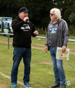 Gestern nicht als FCL-Stadionsprecher, sondern ans Fan: Unser Erster Vorsitzender Joachim Harberts, der, wie man unschwer erkennen kann, im Vorfeld unseren Fanshop geplündert hat.FCL-Bild: Reiner Poets