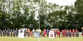 Fußballherz, was willst du mehr? Die beiden Teams unmittelbar vor dem Anpfiff. FCL-Bild: Reiner Poets