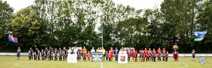 Fußballherz, was willst du mehr? Die beiden Teams unmittelbar vor dem Anpfiff. FCL-Bild: Reiner Poets