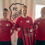 Maik Hieronimus (Mitte) kehrt mit sofortiger Wirkung an den Ort zurück, an dem er das Fußballspielen erlernte. Der 28-jährige Offensivspieler trägt künftig das Trikot unserer Zweiten. Sehr zur Freude seiner Trainer Thorsten Zeiß (links) und Mirko Weets (rechts).  Bild: Hendrik van der Linde