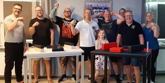 Zogen, was das Zeug hielt: Die Armwrestler gingen voller Elan in unserem Clubheim an die Tische.