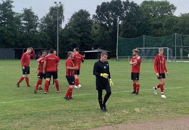 Der Trainer im Tor: Thorsten Zeiß tauschte für das Testspiel die Seiten- gegen die Torlinie ein.