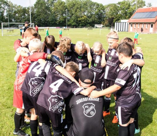 Die letzte Motivation vor dem Spiel: Im Teamkreis beschwören unsere Kleinsten den Teamgeist. FCL-Bild: Reiner Poets